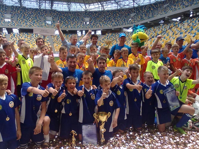 Фото: фубольная команда днепропетровской ОШ № 141 - победитель украинского финала Кубка Данон