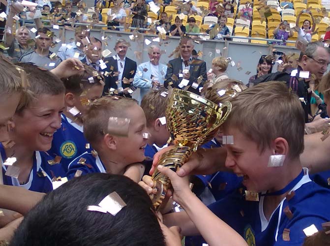 Фото: команда днепропетровской ОШ № 141 - победитель украинского финала Кубка Данон во Львове