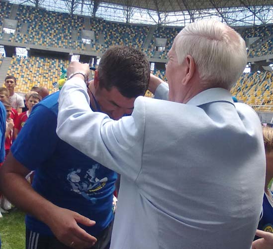 Фото: Андрей Биба награждает тренера футбольной команды  Днепропетровской ОШ № 141