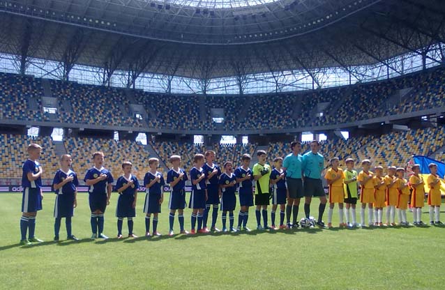 Фото:  команды-участники поют Гимн Украины