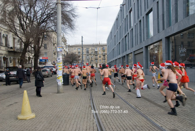 Фото: Предновогодняя пробежка Дедов Морозов по Днепропетровску