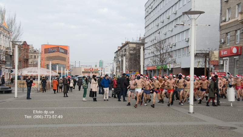 Фото: новогодняя пробежка Дедов Морозов по Днепропетровску