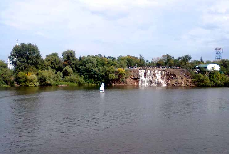 Фото: декоративный водопад Порог Ревущий, День Города в Днепропетровске