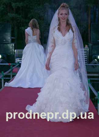 Фото: модный показ свадебных платьев, показ моделей модных свадебных платьев в Днепропетровске , open air Fashion Parad Gold Party 2012