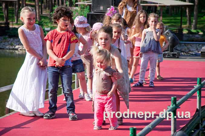 Фото: модный показ детской одежды, показ детской одежды в Днепропетровске , open air Fashion Parad Gold Party 2012