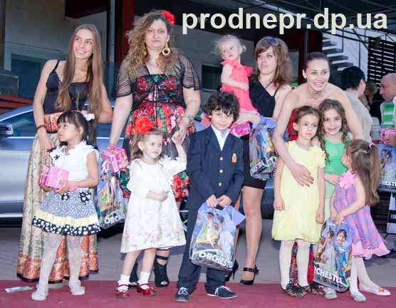 Фото: модный показ детской одежды, показ моделей модной детской одежды в Днепропетровске , open air Fashion Parad Gold Party 2012