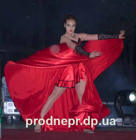 Фото: танец на показ  одежды в Днепропетровске , open air Fashion Parad Gold Party 2012