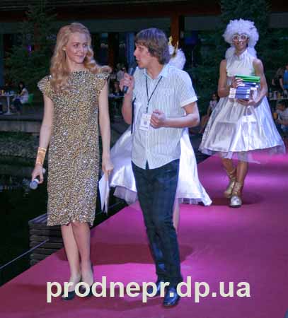Фото: ведущие модного показа  одежды, показ  одежды в Днепропетровске , open air Fashion Parad Gold Party 2012