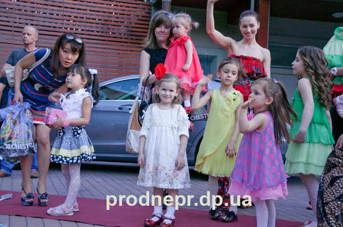 Фото: модный показ  детской одежды, показ моделей детской одежды в Днепропетровске , open air Fashion Parad Gold Party 2012