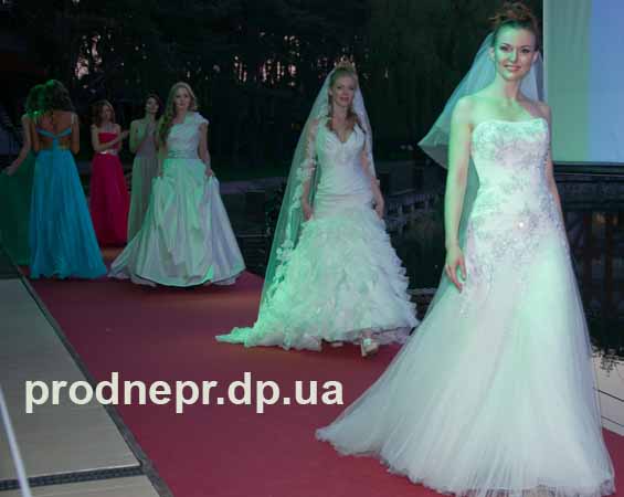 Фото: показ свадебных платьев, показ моделей свадебных платьев в Днепропетровске , open air Fashion Parad Gold Party 2012