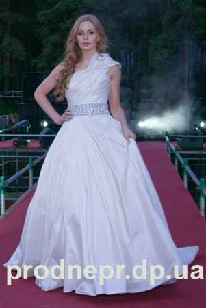 Фото: модный показ свадебных платьев, показ моделей модных свадебных платьев в Днепропетровске , open air Fashion Parad Gold Party 2012