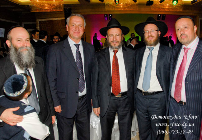 Фото:  встреча в галстуках на открытии еврейского центра Менора  в Днепропетровске