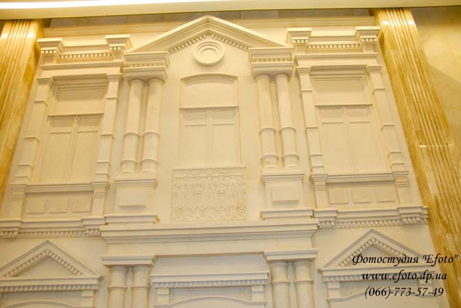 Фото:  украшение стен галереи еврейского центра Менора в Днепропетровске