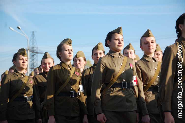 Фото: участницы парада в честь 70-летия  Битвы за Днепр  в Днепропетровске 