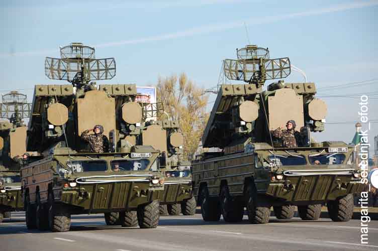 Фото:  военная техника на параде в честь 70-летия  Битвы за Днепр  в Днепропетровске 