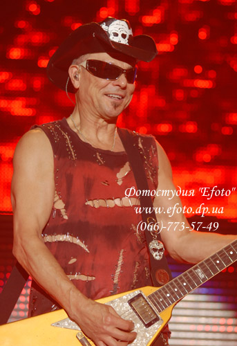 Фото:  Рудольф Шенкер, группа Scorpions на концерте в Днепропетровске