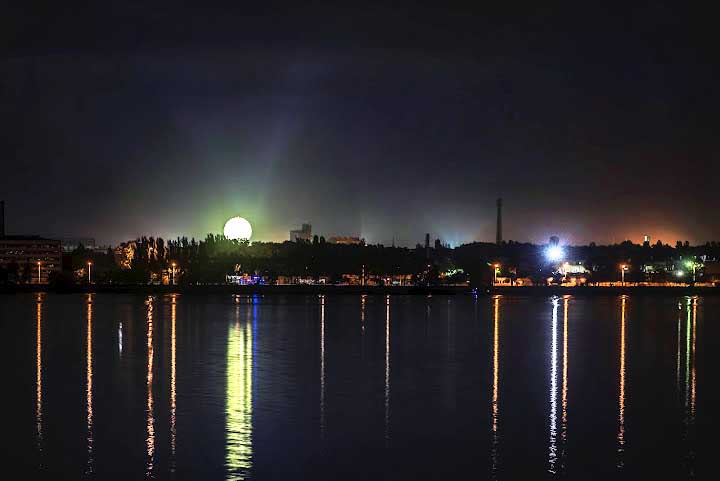 Фото: Днепропетровский восход - искусственное солнце, автор Олафур Элиассон, Днепропетровск
