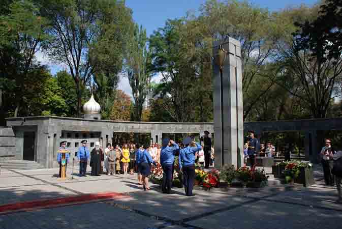 Памятник героизму сотрудников органов внутренних дел, погибших при исполнении служебного долга в Днепропетровске