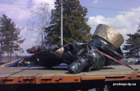 Нос – на питерском Невском,  рука – на днепропетровской Набережной.
Мемориальный символ «Планета Альфреда Нобеля»