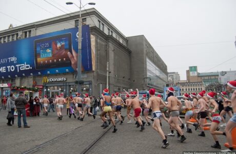Флэшмоб «Предновогодняя пробежка Дедов Морозов по Днепропетровску-2012»
