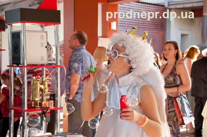 Фото:  актеры на показе моделей  одежды в Днепропетровске , open air Fashion Parad Gold Party 2012