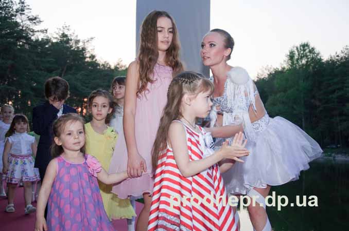 Фото: показ детской одежды, показ моделей детской одежды в Днепропетровске , open air Fashion Parad Gold Party 2012