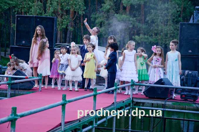 Фото:  показ детской одежды, показ моделей детской одежды в Днепропетровске , open air Fashion Parad Gold Party 2012