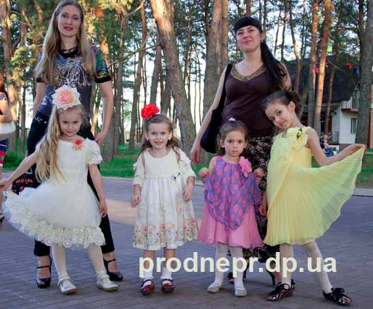 Фото: модный показ детской одежды, показ детской одежды в Днепропетровске , open air Fashion Parad Gold Party 2012