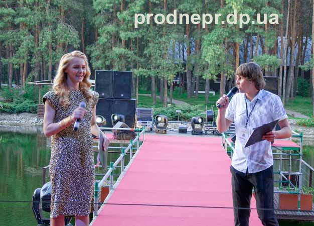Фото: ведущие  показа моделей  одежды в Днепропетровске , open air Fashion Parad Gold Party 2012
