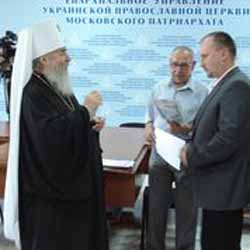 зам.главного врача по хирургической помощи Юрий Скребец получает Орден Преподобного Ильи Муромца от Владыки Иринея  