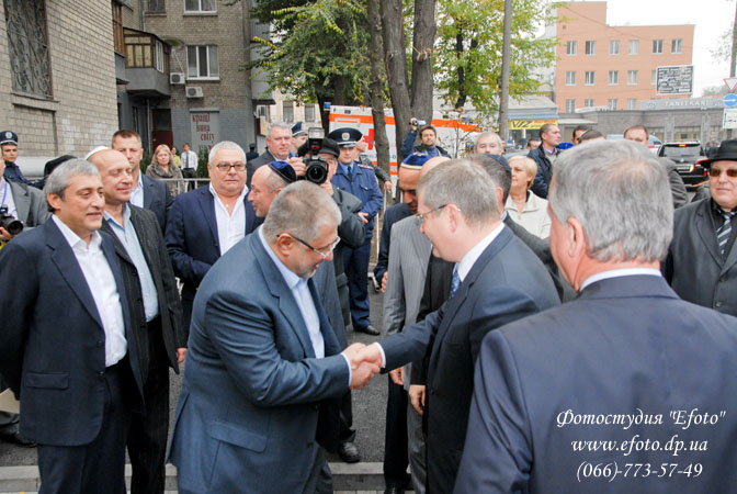 Фото: губернатор Днепропетровщины Александр Вилкул и Президент Европейского Еврейского Союза (European Jewish Union) Игорь  Коломойский, открытие еврейского центра Менора и музея Память еврейского народа и Холокост в Украине  в Днепропетровске
