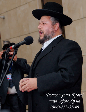 Фото всемирно известного кантора Ицхака Меира Хельфгота (Yitzchak Meir Helfgot) НА  открытиИ еврейского центра Менора и музея Память еврейского народа и Холокост в Украине  в Днепропетровске