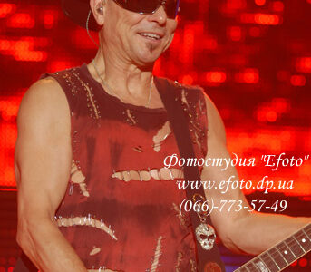 Фото Рудольф Шенкер, гитарист группы Scorpions на концерте в Днепропетровске