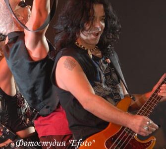 Фото: Павел Мончивода  – гитарист группы Scorpions на концерте в Днепропетровске
