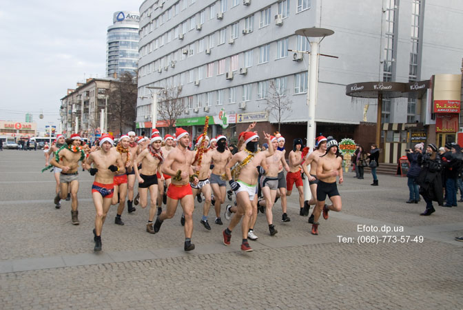 Фото:  Деды Морозы  и Снегурочки бегали по Днепропетровску