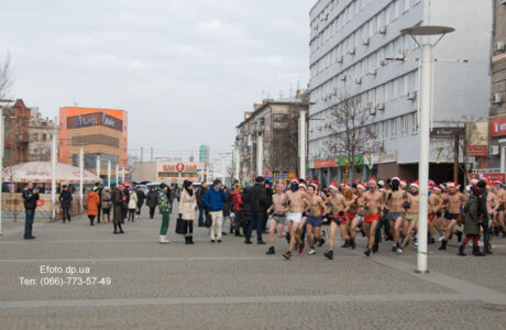 Фото: В Днепропетровске 30 декабря 2012 года бегали голые Деды Морозы и Снегурочки