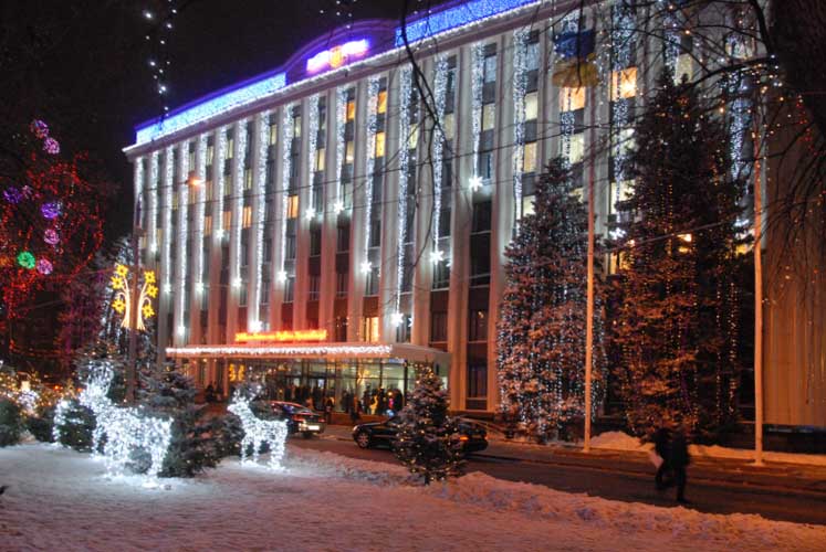Сказочный городок возле Днепропетровского областного совета, Днепропетровская Областная новогодняя елка  в стиле hі-tech