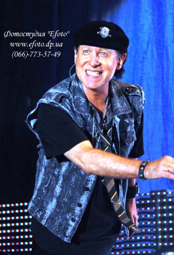 фото Клаус Майне Klaus Meine, вокалист 
немецкой группы Scorpions на концерте  в Днепропетровске