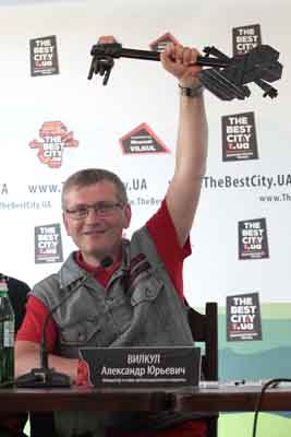Александр Вилкул с ключом от Фестиваля The Best City.UA 