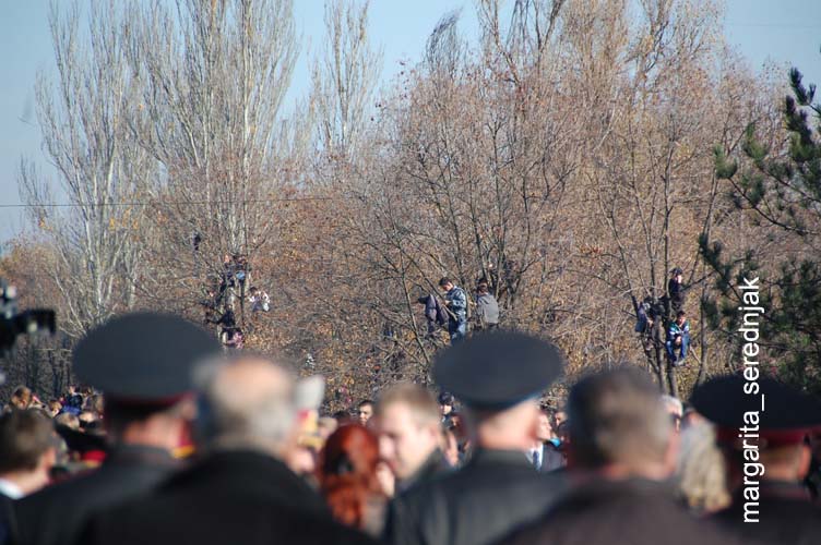 Фото: зрители, реконструкция исторических событий Битвы за Днепр  в Днепропетровске